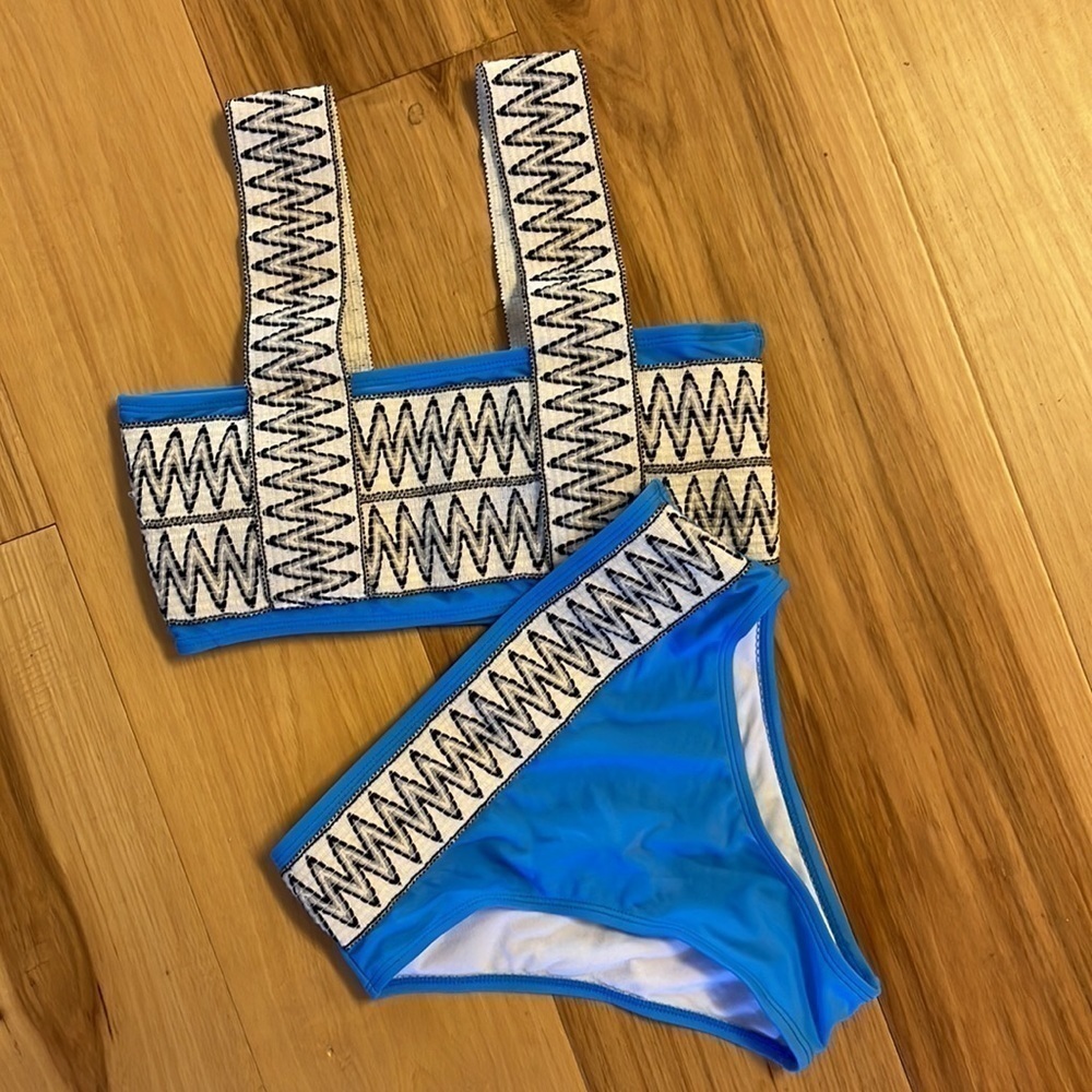 Exclusive Of Trims 2pc Unique And Trendy Bikini Swimsuit. Size S. D/5/A1444